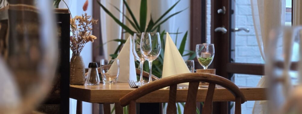 Opdækket bord i den store restaurant på Sdr. Omme Kro & Hotel